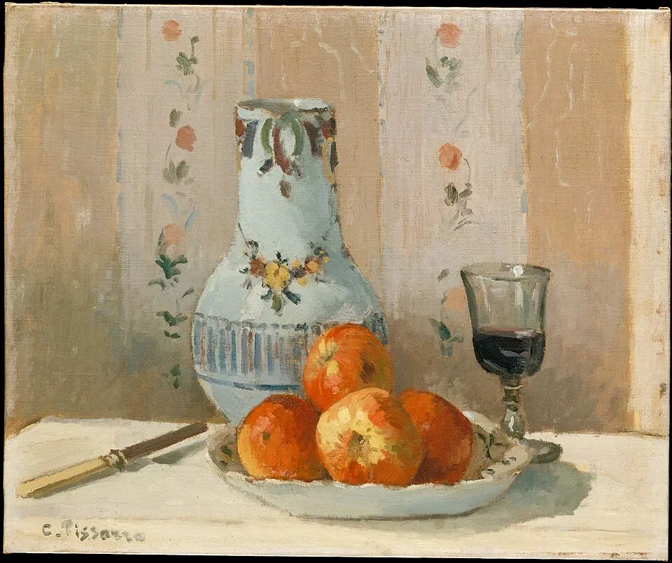 Pommes et faïence sur une table